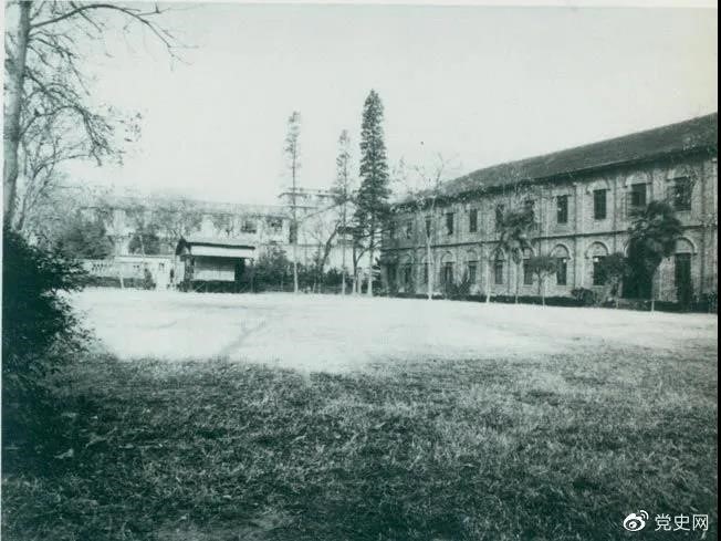 　　1927年3月18日，毛澤東出席在武昌舉行的河南武裝農(nóng)民代表大會，并作湖南農(nóng)運(yùn)狀況報(bào)告。圖為大會會場——武昌農(nóng)講所大操場。