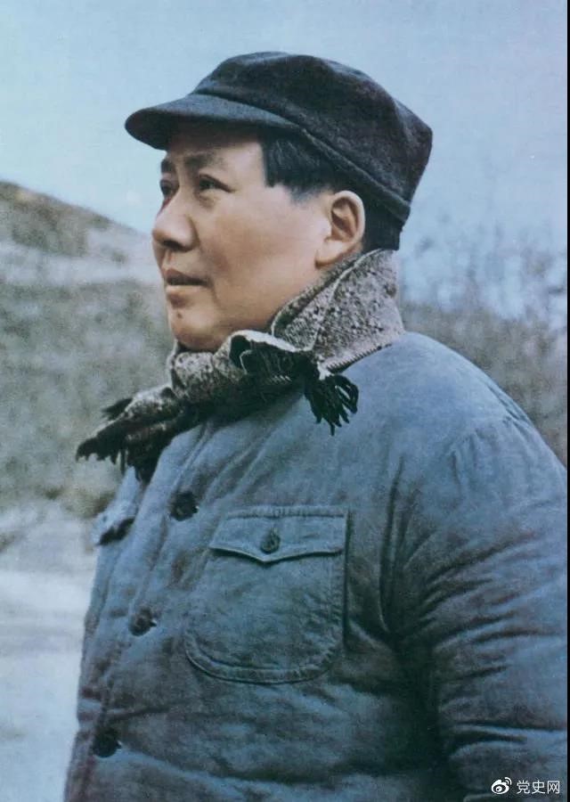 　　1947年3月18日，中共中央機(jī)關(guān)主動撤離延安。毛澤東和周恩來、任弼時等繼續(xù)留在陜北，指揮全國人民解放戰(zhàn)爭。這是轉(zhuǎn)戰(zhàn)陜北前夕的毛澤東。